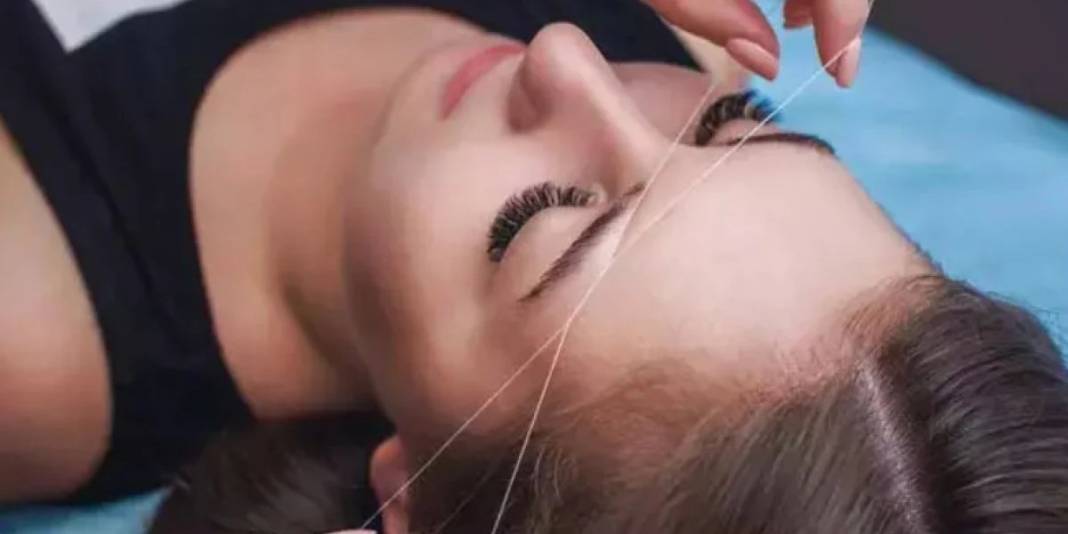 Pratik görünüyor ama zararı bilinmiyor! Artık herkes uyguluyor: İşte kaş ve bıyık almanın bilinmeyen tehlikesi… 1